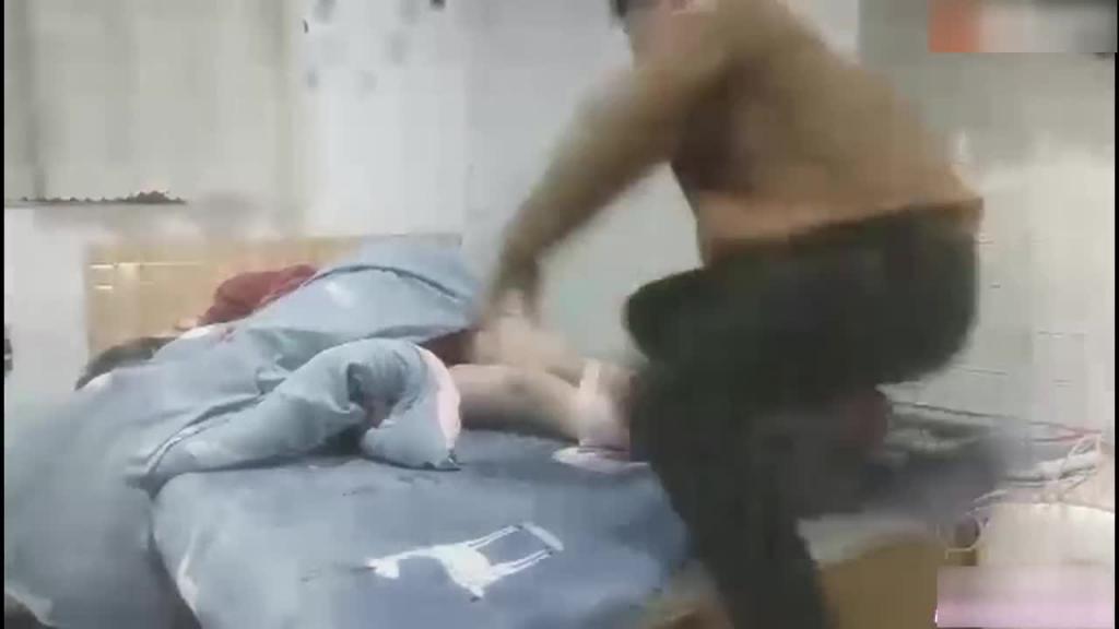 醉奸亲嫂子,叔嫂乱伦!禽兽弟弟灌醉嫂子,假装正人君子,趁嫂子放下戒备强操 预览截图 2