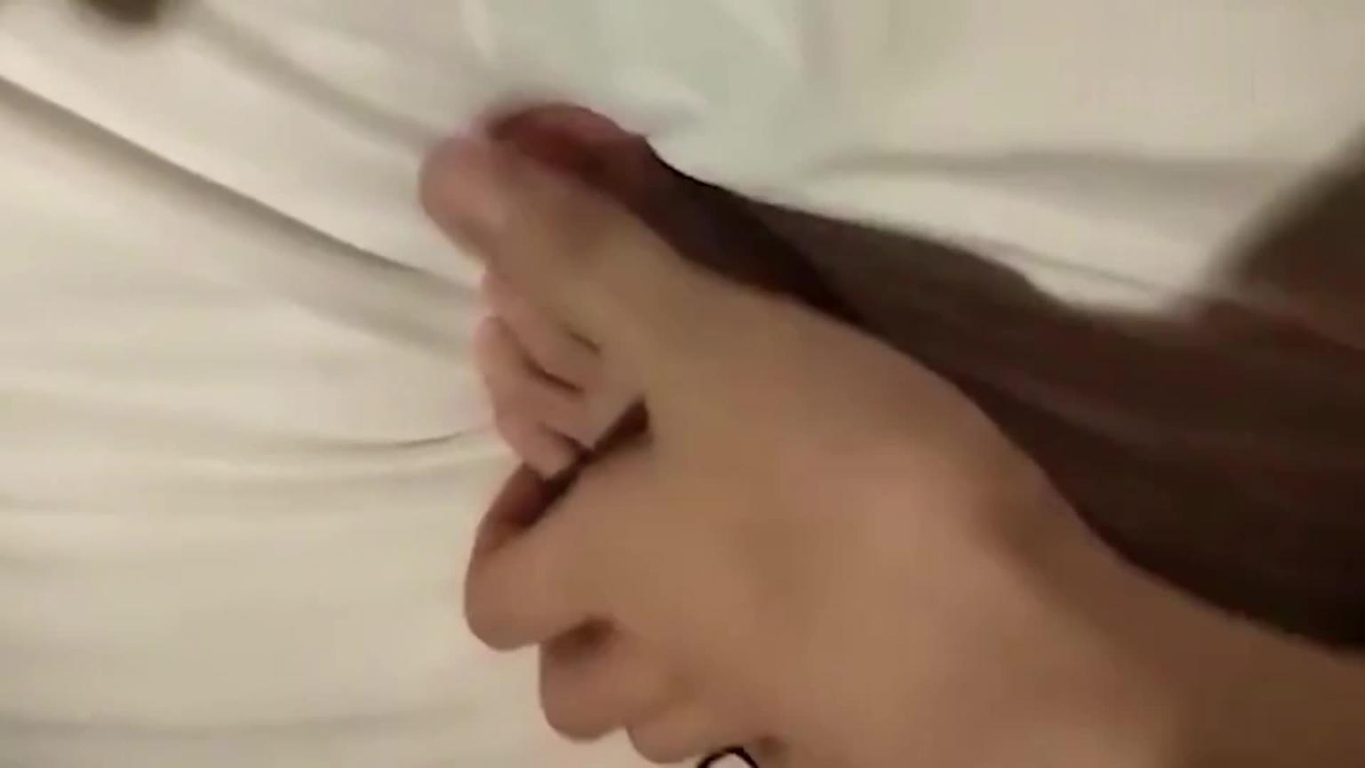 【高颜值网红脸小太妹】我爱吃鸡巴,你鸡巴好臭,淫语轰炸机,越是操她越是粗口最后内射! 预览截图 7