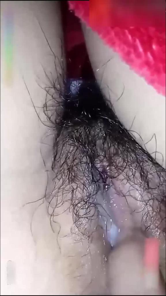 【乱伦】儿子玩弄妈妈骚穴,妈妈假装睡着,淫水却泛溢成灾 预览截图 1