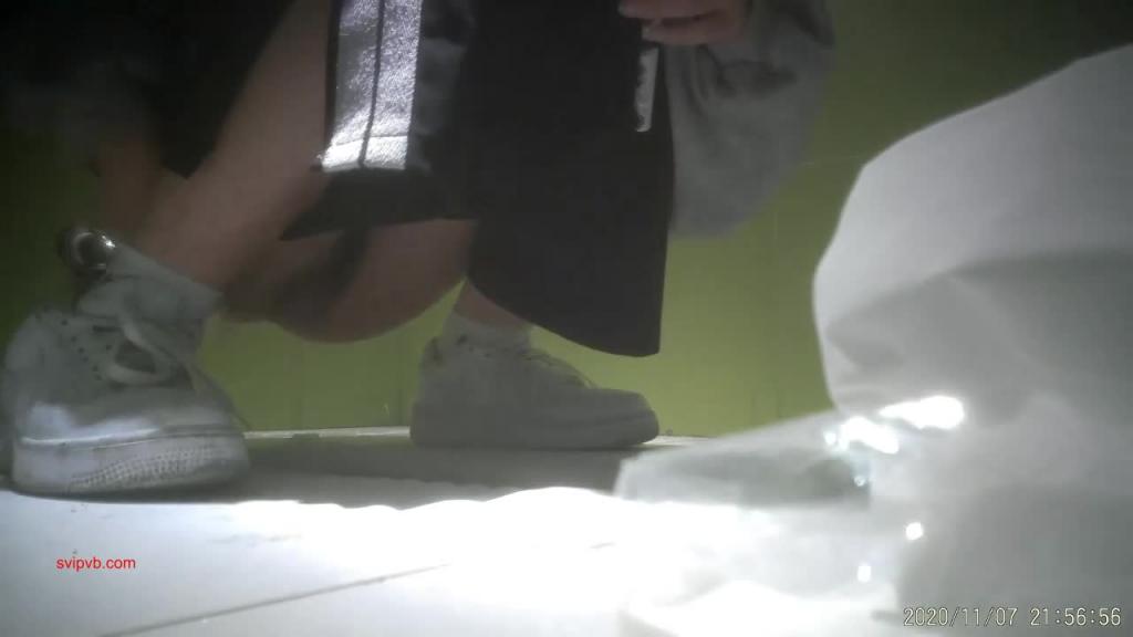 极品影院厕拍 漂亮小姐姐露脸露逼! 预览截图 4
