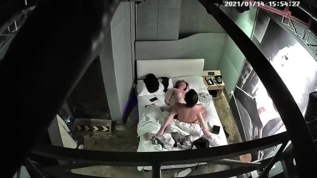 【甄选酒店偷拍】精神小伙给女友换上情趣内衣丝袜操 预览截图 9