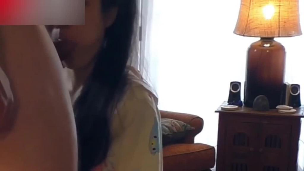 【真实父女乱伦-逮住女儿看黄片】禽兽父亲忽悠女儿和自己做爱 预览截图 1