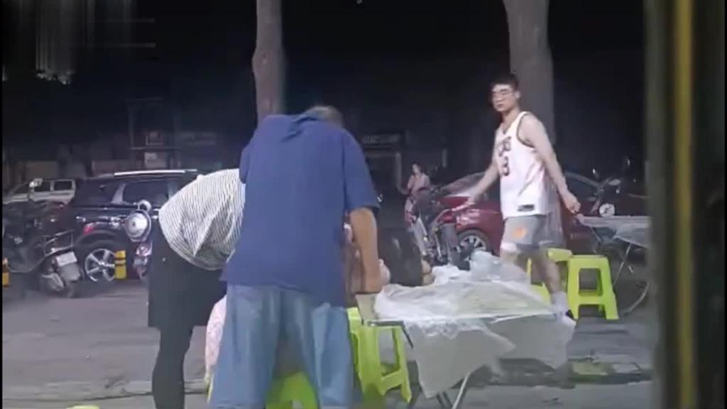 【今日吃瓜】南宁弟弟趁姐姐上厕所强行看B+湖北两位热心路人街头抢醉酒女捡尸当街开摸! 预览截图 5