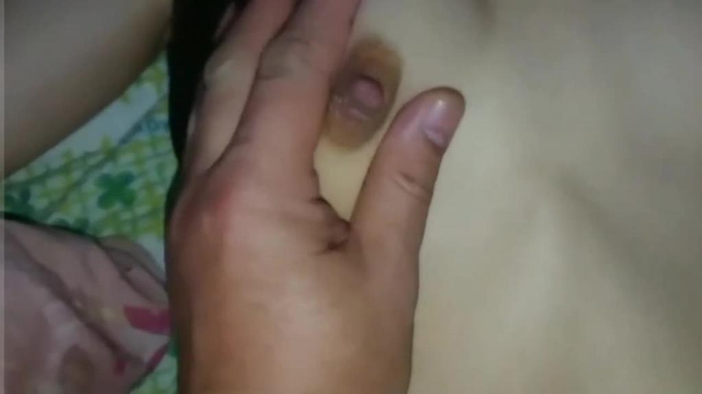 真实父女乱伦大作~趁女儿睡着各种玩弄女儿逼逼,处女膜清晰可见 预览截图 12