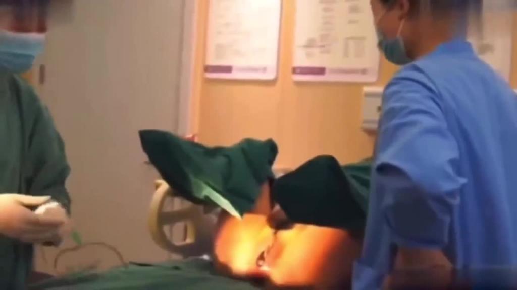 【重口医院偷拍】无良医生偷拍合集大学生被麻醉后男医生趁机摸逼炸裂来袭 预览截图 4