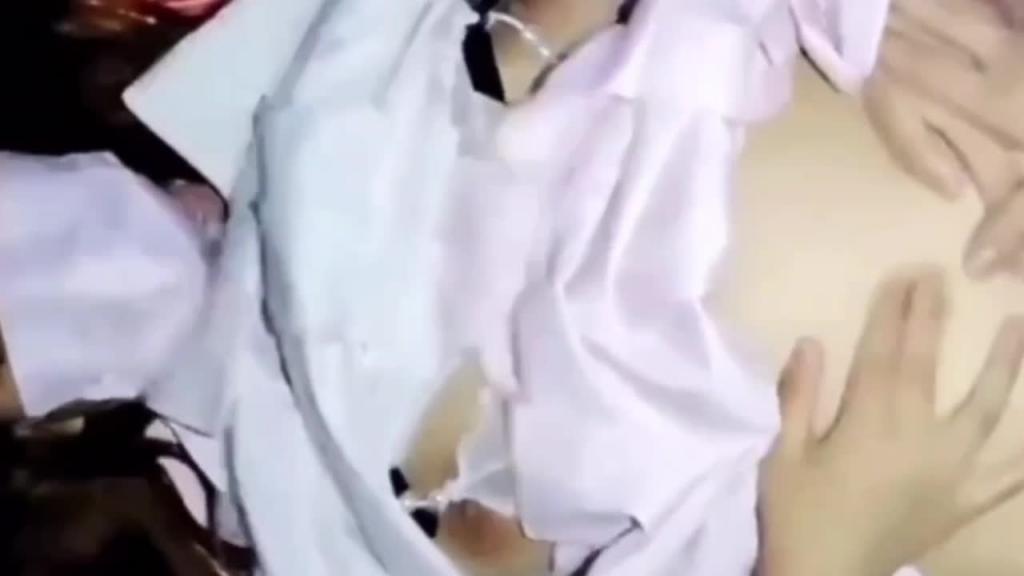 哥哥强上无套内射18岁可爱妹妹 预览截图 3
