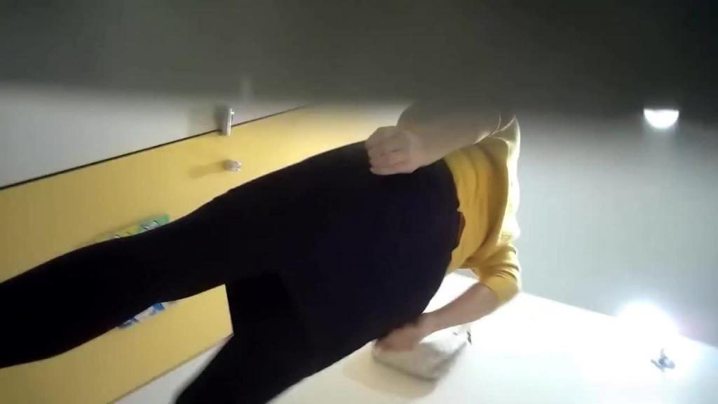 【厕拍】众多美女厕所尿尿站坑偷拍 预览截图 2
