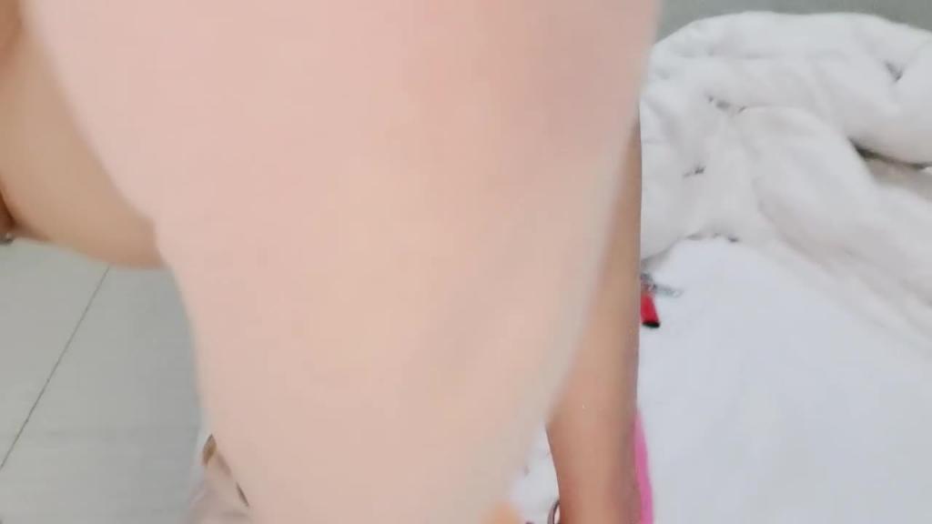 【白虎萝莉】嫩的出水翘起屁股特写 粉嫩紧致超肥干净美穴 掰开看洞洞 预览截图 12