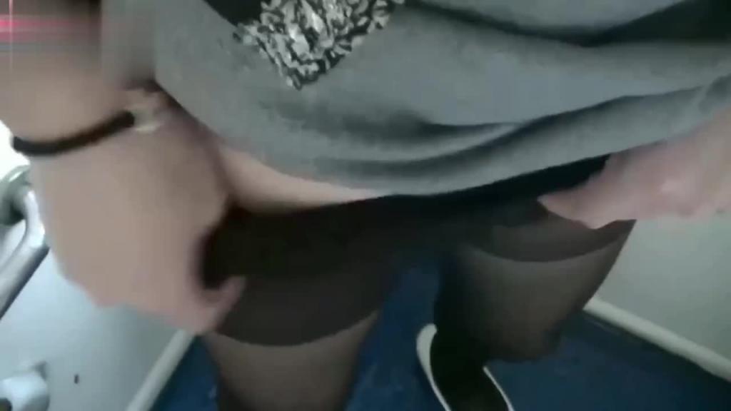 【母子乱伦】和妈妈坐火车回老家 妈妈一直用丝袜脚蹭我 还让我和她去厕所 预览截图 12