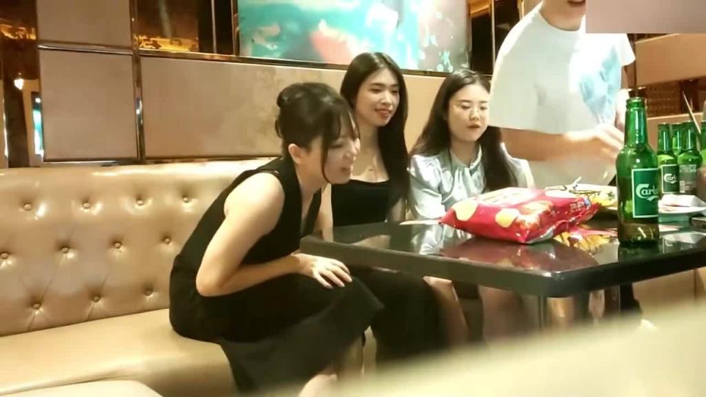 (福利)三对夫妻KTV喝酒唱歌换妻6P乱交打牌玩游戏酒店群Р偷操人妻菊花 预览截图 1