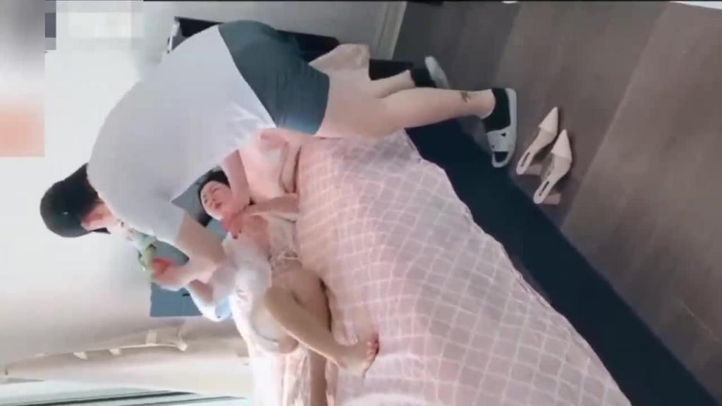 儿子撞见妈妈在偷情后续!无套强奸了妈妈 预览截图 8