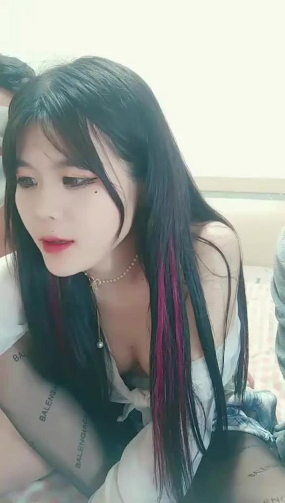 【黑丝长腿】白皙美乳新人嫩妹3P大战巴黎世家开裆黑丝高跟鞋深喉口交被操 预览截图 5