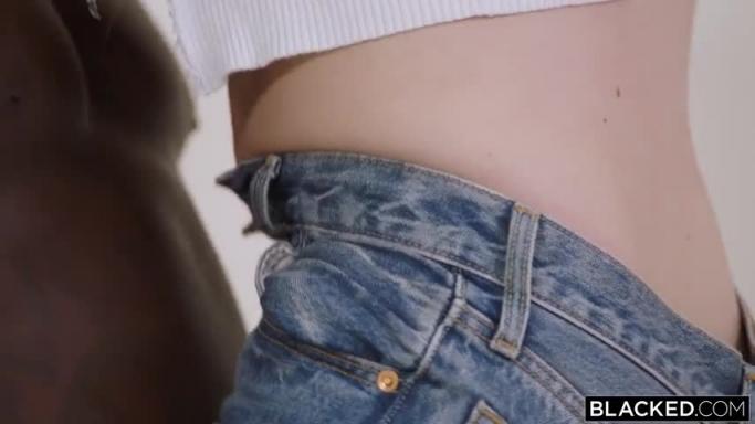 青春期叛逆女孩/爱上妈妈的男友被大屌干到抽搐 预览截图 1