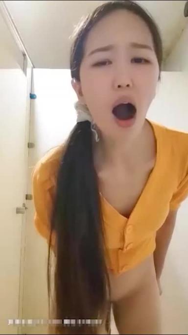 苗条小姐姐到公厕里自慰,嘴里还塞着内裤怕叫出来 预览截图 1