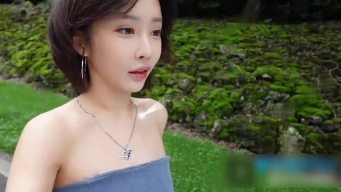 百万粉丝名媛高端女神泄密 和金主爸爸奔驰跑车野战 健身房激情淫乱 预览截图 1