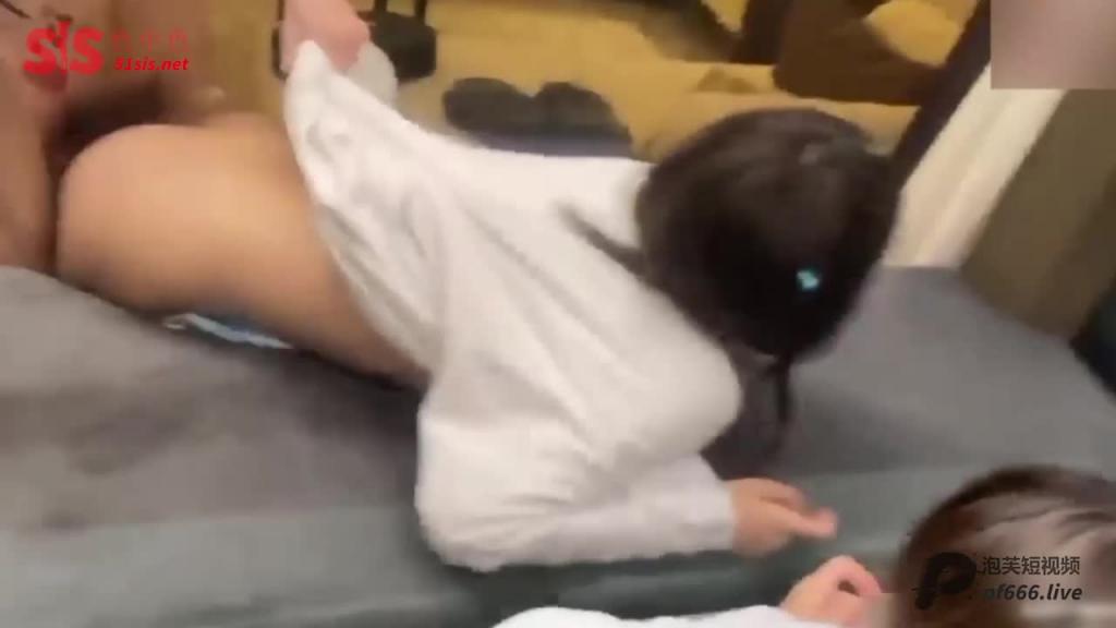 【泄密门事件】四川传媒学院女神级美女私拍视频被渣男曝光 各种制服诱惑 骚气冲天 堪称反差婊 预览截图 1