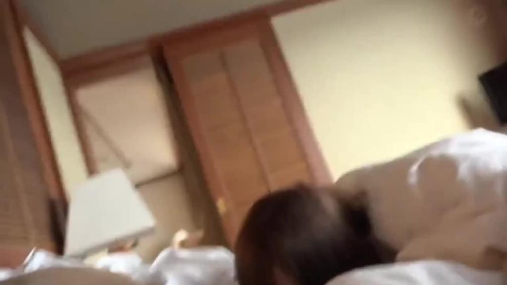 【土豪包养】日本留学生三亚过春节享受,偷袭钻被窝无套爆操萝莉妹妹 预览截图 2