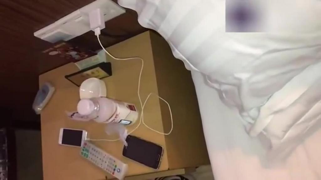 【乱伦小侄女】趁她父母不在家带到酒店射精在逼逼上 预览截图 2