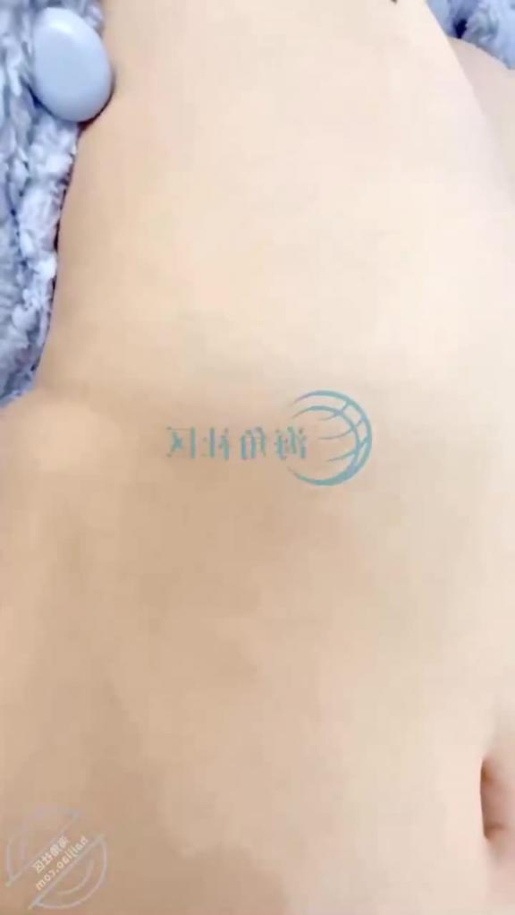【兄妹乱伦】半夜钻进妹妹被窝打着按摩的名义插进了她的蜜穴 预览截图 4