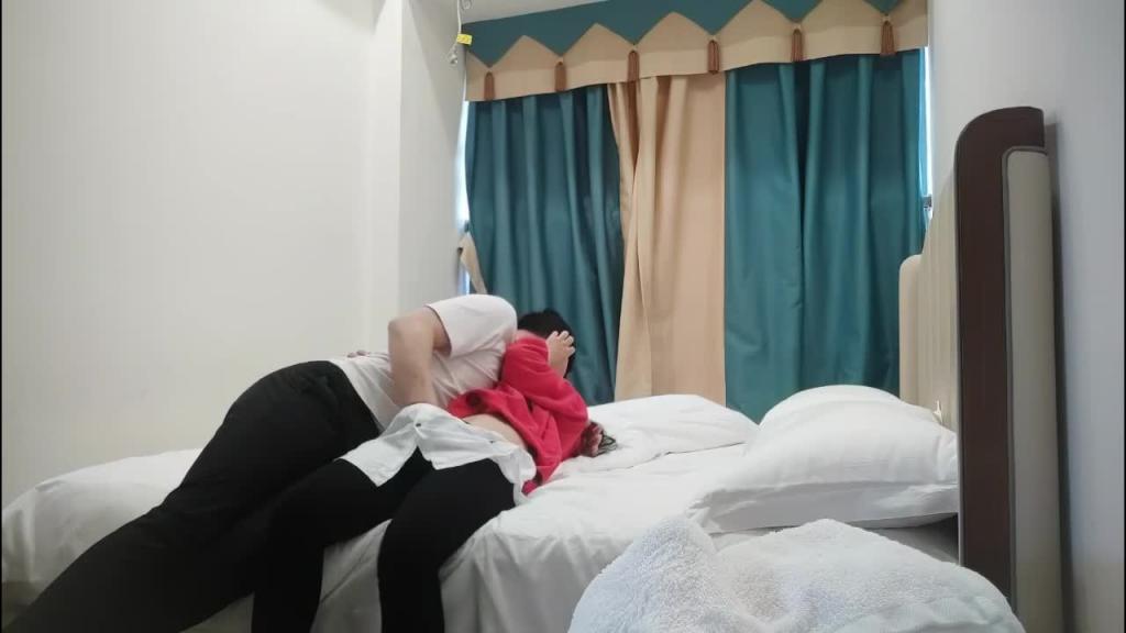 贵宾网恋奔现偷拍,剃毛人妻出轨一身红真喜庆,无套爆操瘦小人妻剧情内射中出 预览截图 1