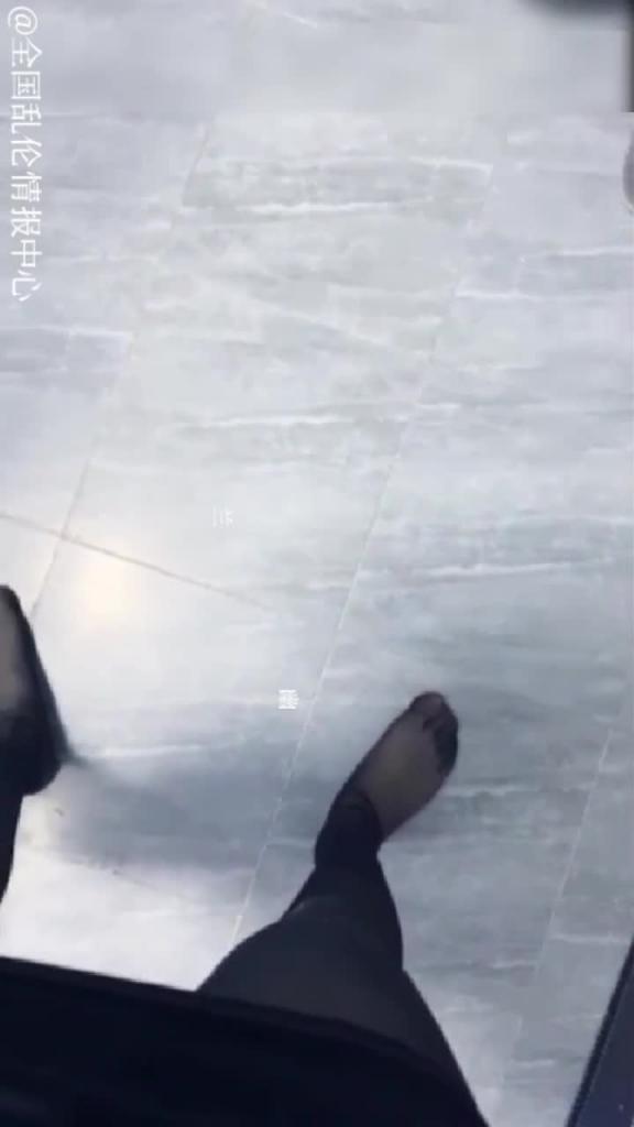 特别活的小伙同事肉老婆和丈母娘 预览截图 1