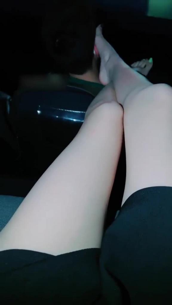 【母狗露出_】电影院也敢这么玩_女友坐在我鸡巴上看电影_把脚直接放在前座男人的头上_全裸看电影什么体验_ 预览截图 1