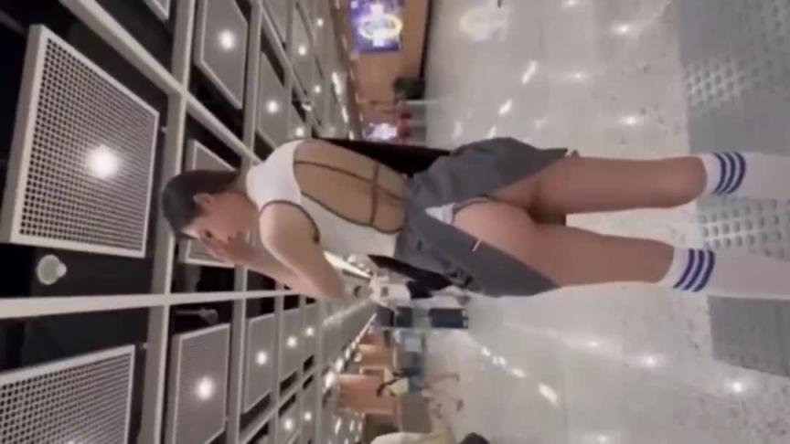 【户外露出】欠了赌债无法偿还的少妇，被迫下海黄播地铁露出 预览截图 11