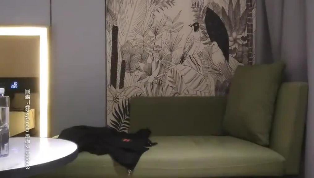 网约黑丝小姐姐来吃鸡,没想到运动外套下竟藏着一对 巨乳~ 预览截图 1