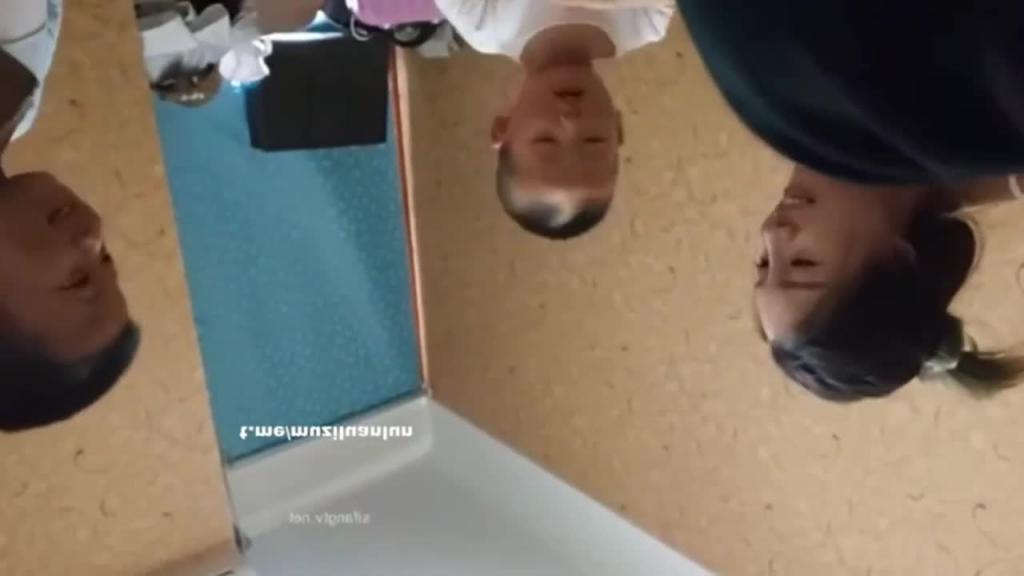 乱伦家族-爸爸双飞妈妈和小姨子当着孩子的面,两个小儿子在一旁万宁小姨子的奶子,儿子也跟着沾光 预览截图 3