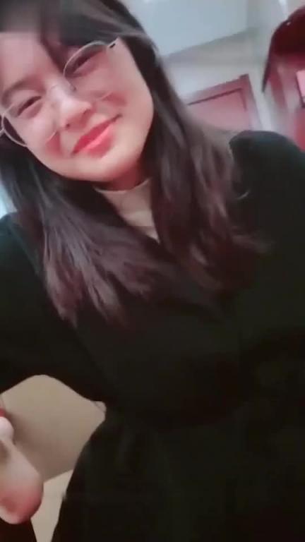 调戏强上师范美女学霸故意不穿内裤在学霸面前露鸡巴 预览截图 4
