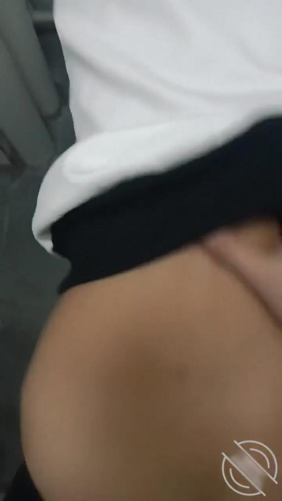 【姐弟乱伦】姐姐男友睡了我躲厕所偷偷狂干姐姐 预览截图 4