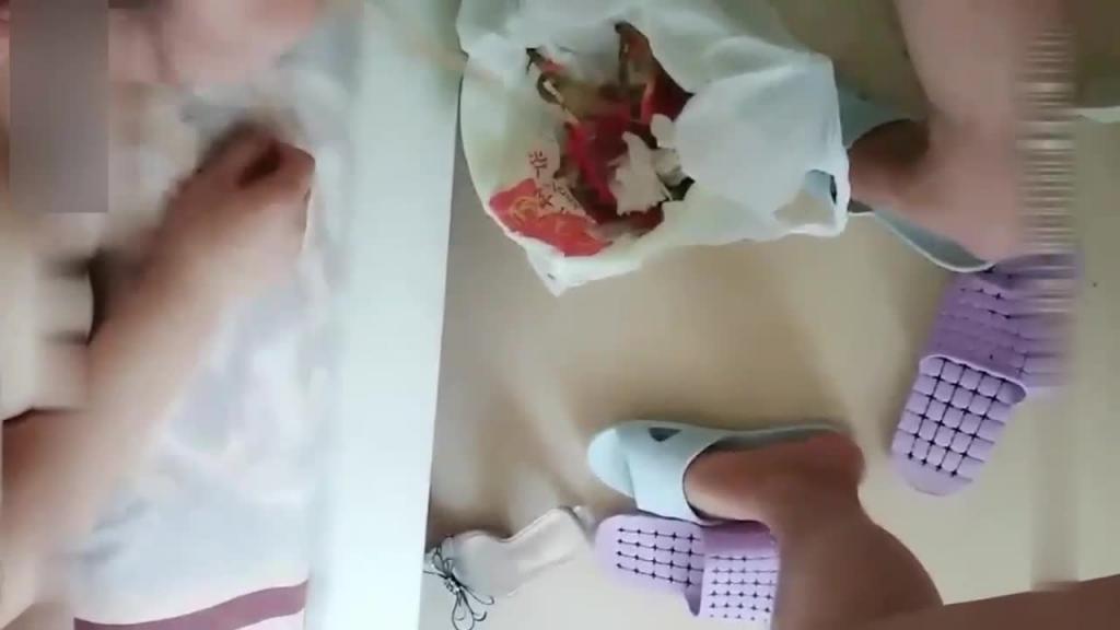 【母子乱伦】后妈做午饭干儿子18抹风油精偷袭强操粉穴后入撞击内射中出 预览截图 7