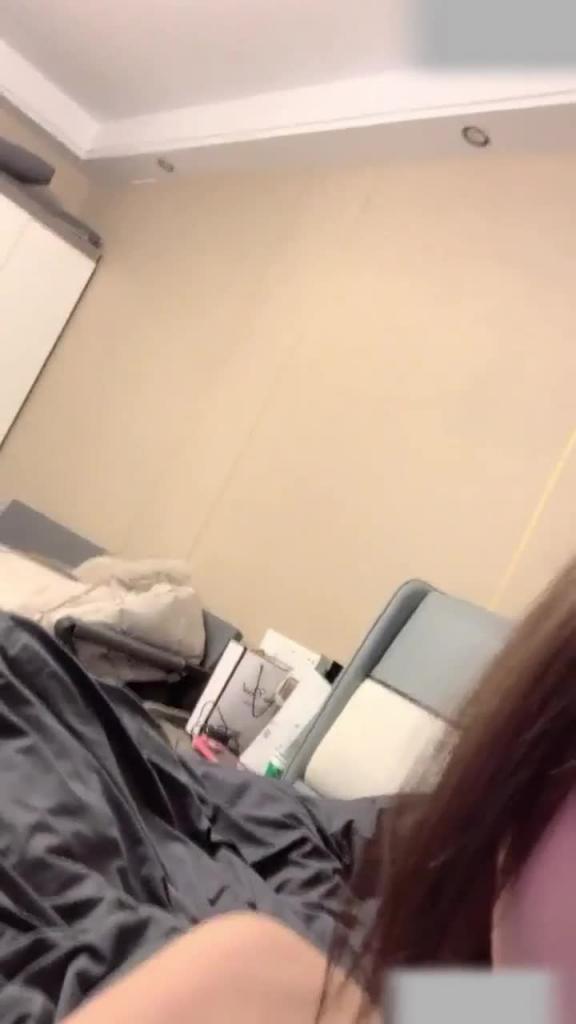 {网黄泡泡咕初次露穴自慰大秀]超清纯超诱惑，纯欲天花板！ 预览截图 1