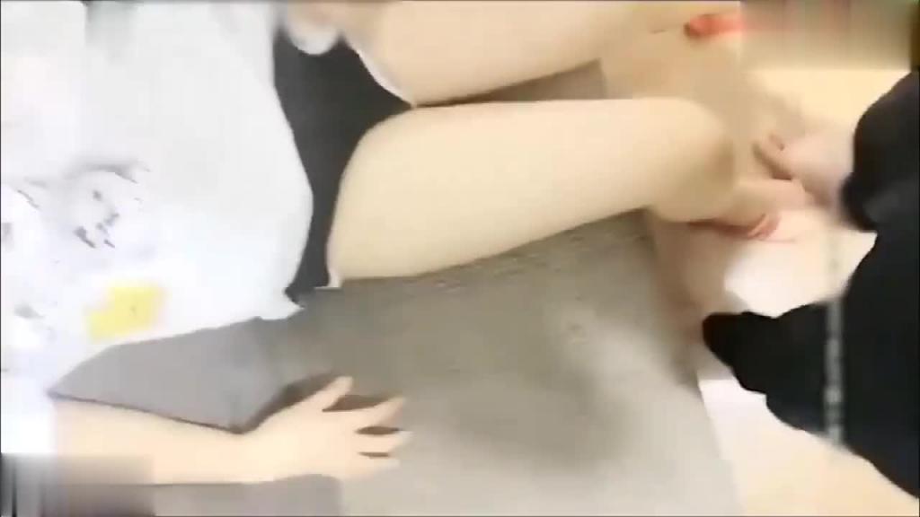 47岁的大叔操学妹一番性骚扰成功拿下无套内射 预览截图 2