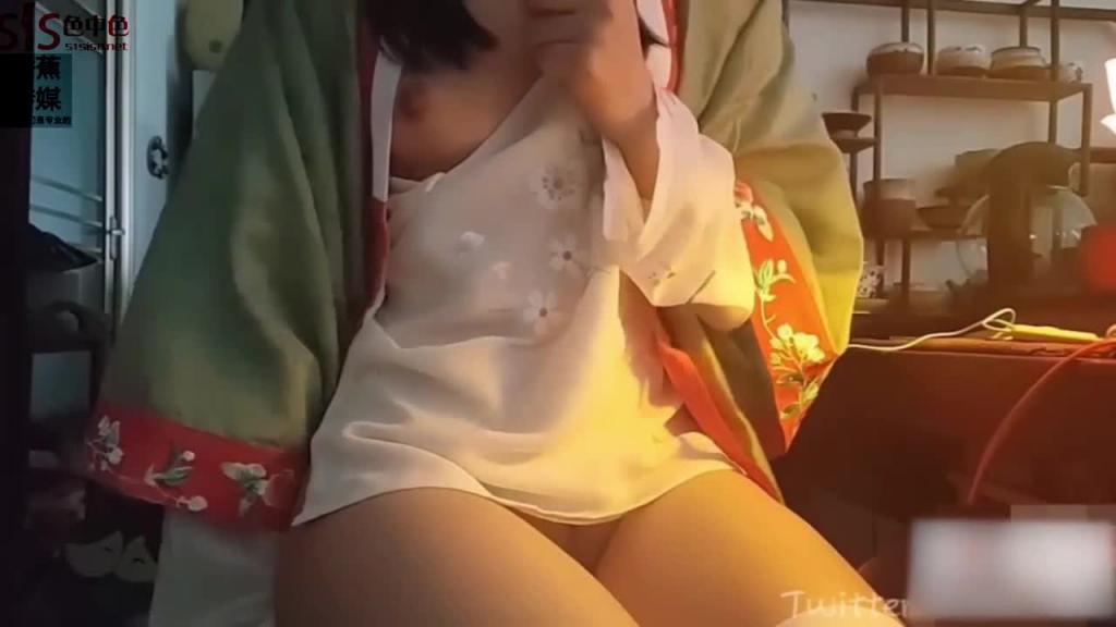 白丝汉服美少女,高潮控制不住身体的颤抖 极品反差婊 预览截图 4