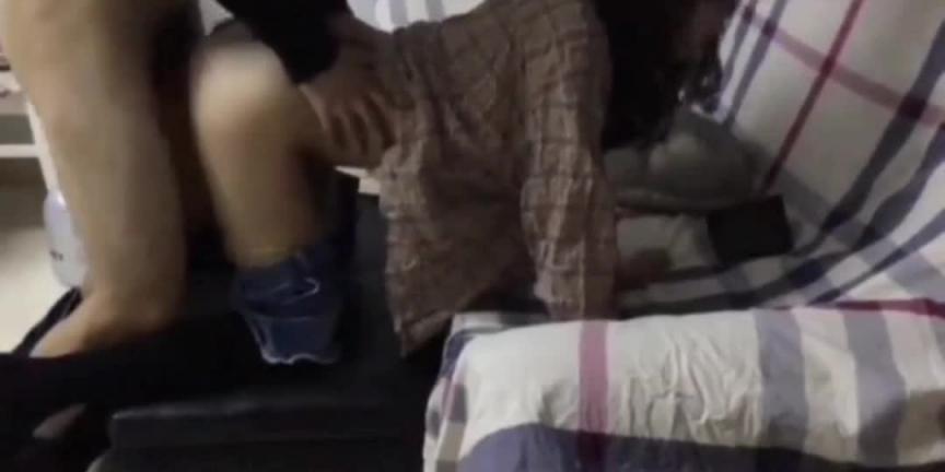 媳妇下楼买菜赶紧和小姨子来一炮衣服都没全脱 预览截图 7