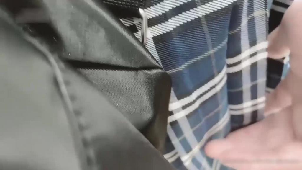 地铁上的JK少女被咸猪手摸小穴,被摸到受不了 预览截图 1