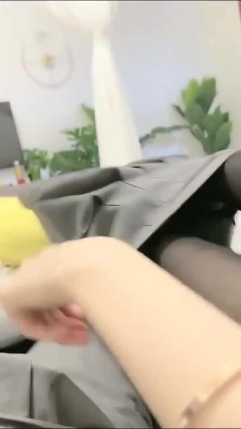 贵宾床上的黑丝尤物颜值高身材好～撅着屁股给狼友看美鲍特色 预览截图 1