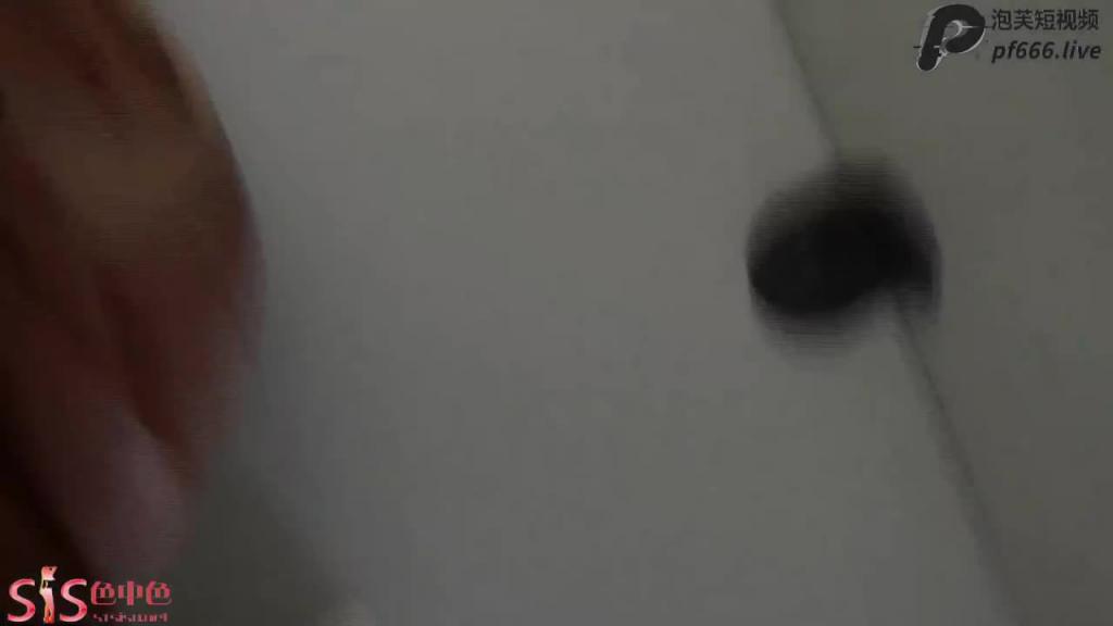 偷拍展会上红色连体包臀裙的极品美女尿尿最后的无毛一线天鲍鱼逼有亮点 预览截图 10