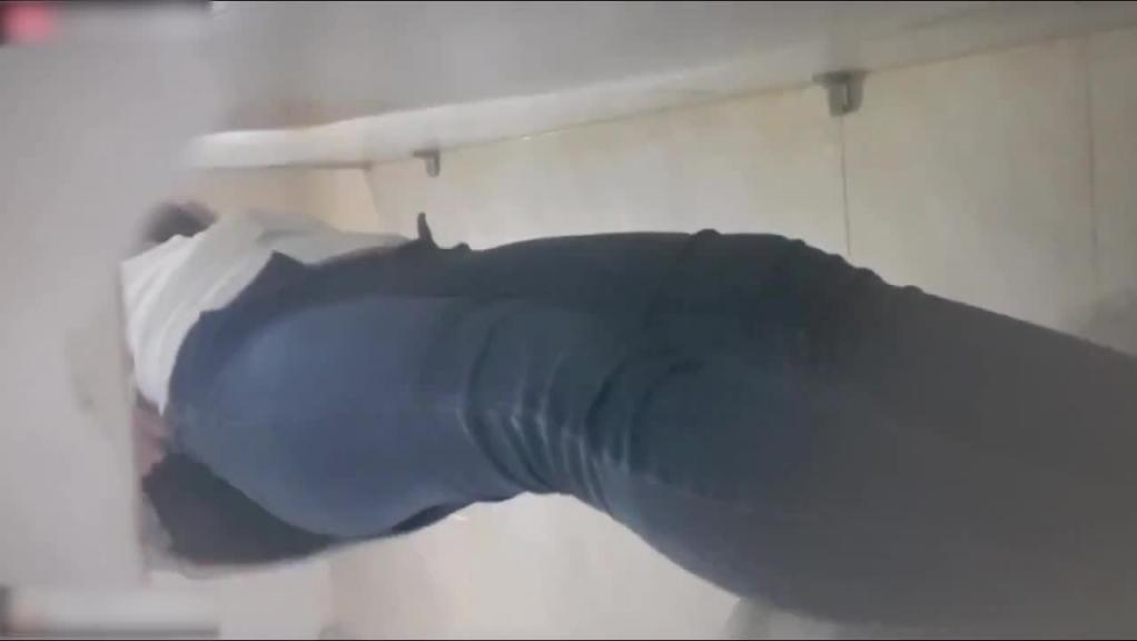 公司女厕纸篓针孔偷窥女同事们尿尿 预览截图 4