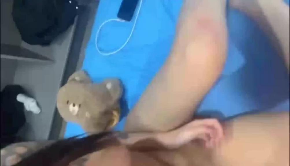 万人求!高颜值清纯美乳甜妹啪啪-居然还是小M艾奴“戴狗链口球内射” 预览截图 2