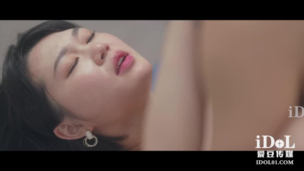 ID5371-淫乱男女-两个上门推销员-乔安 预览截图 12