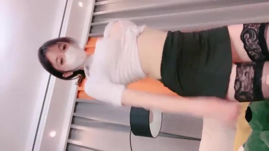 奶子超正的极品小女人，黑丝制服情趣装狼友，风情媚媚会诱惑勾人，揉奶玩逼自慰，呻吟可射，精彩别错过 预览截图 2