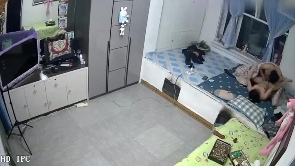 【监控破解】东北大炕真实乱伦一家亲 预览截图 8