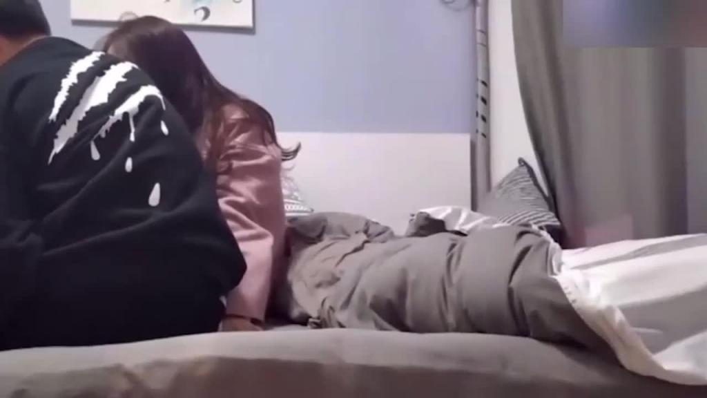 真实强上已婚女同事没忍住内射 预览截图 2