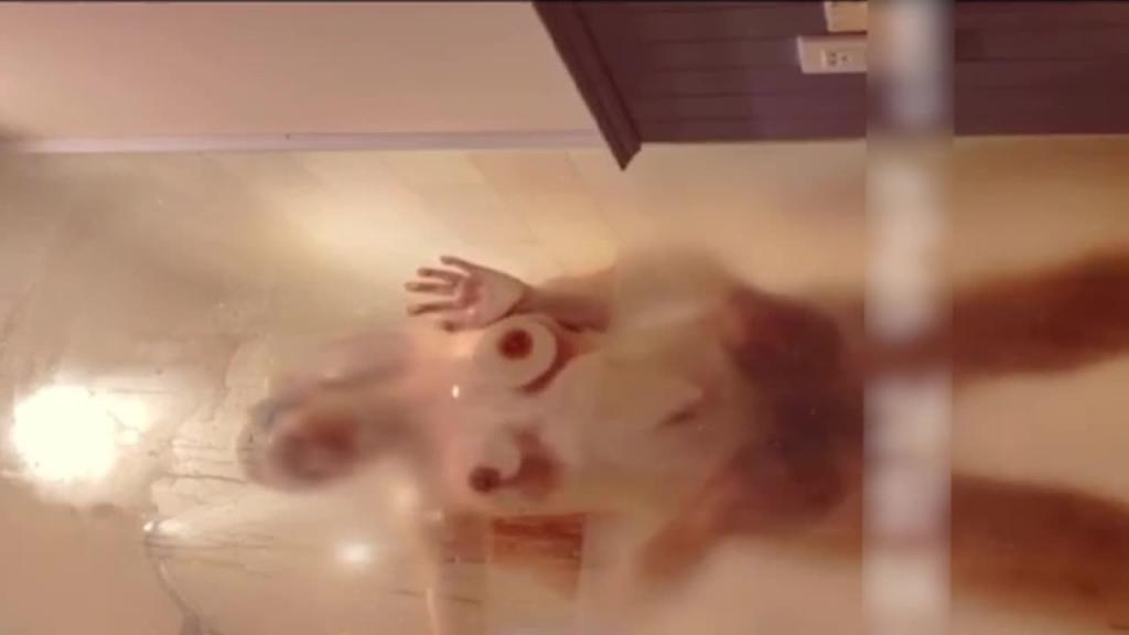 【杭州母子乱伦】妈妈下班回家洗澡被儿子闯入爆插乱伦 预览截图 5