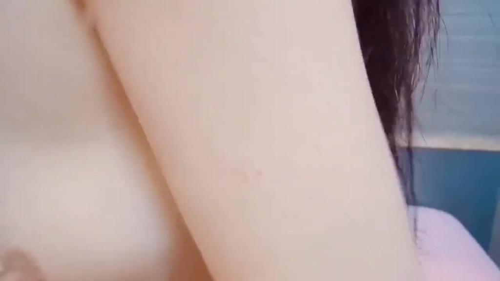 【萝莉控福音】18岁刚成年小萝莉，极品粉穴嫩得出水必须内射！ 预览截图 9