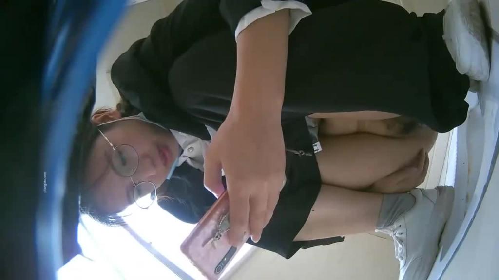 《高校舞蹈系女厕偷拍》近镜偷拍高颜值舞蹈系美女尿尿 预览截图 3