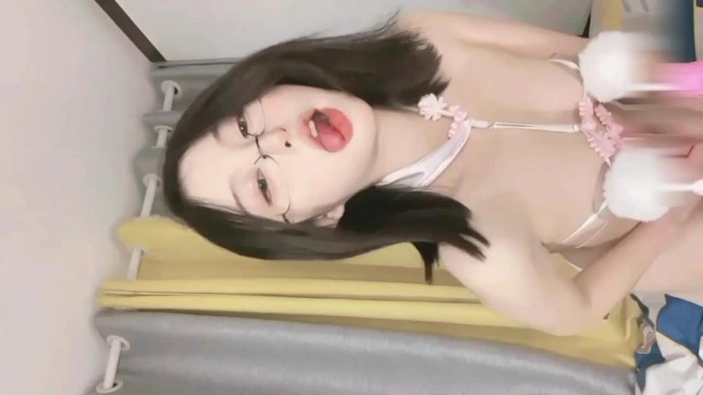 极品高颜值眼镜欲女妩媚动人。 预览截图 2