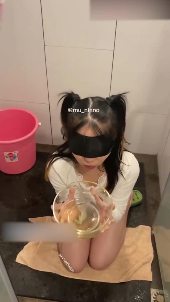 【调教母狗】骚狗贱奴_喝尿还不够还要用主人的尿洗澡 预览截图 9